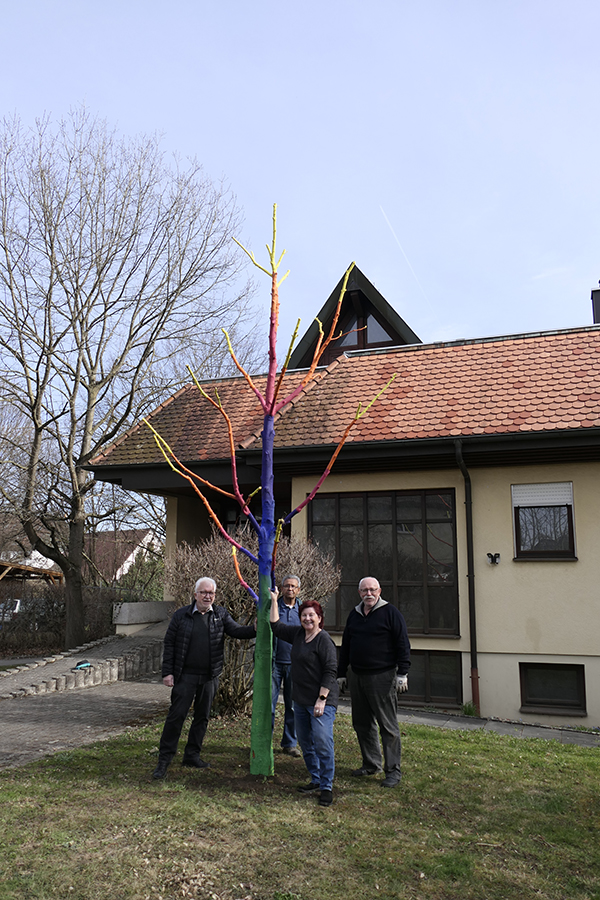Baum steht